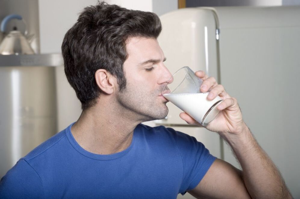 Un hombre bebiendo leche